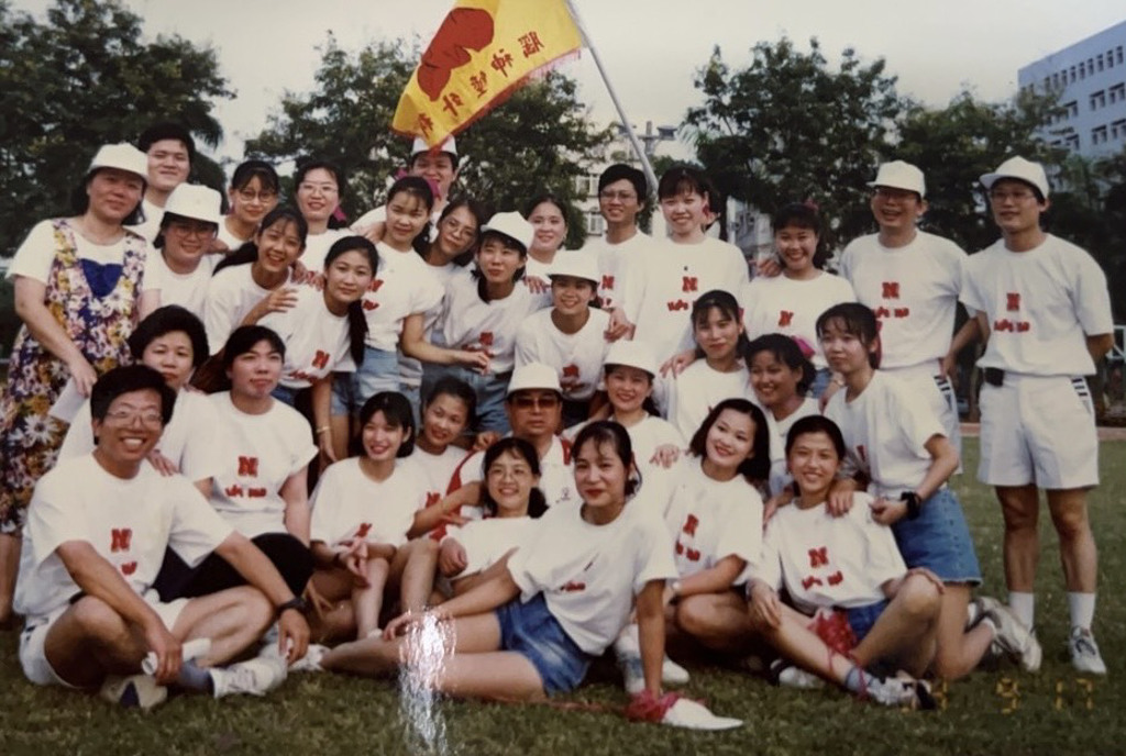 恩師孫楨民醫師前排左一深深影響林志隆後排右五一生行醫態度圖為1993年高醫外科運動會神外人員齊聚合影林志隆提供